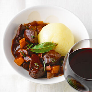 Hirschgulasch mit Steinpilzen Hirschgulasch mit Steinpilzen