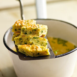 Klare Suppe mit Kräuter-Biskuit Klare Suppe mit Kräuter-Biskuit