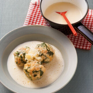 Schweizer Käsesauce mit Kirschwasser zu Spinat-Semmelknödeln Schweizer Käsesauce mit Kirschwasser zu Spinat-Semmelknödeln