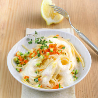 Nudeln mit luftigem Zitronenschaum Nudeln mit luftigem Zitronenschaum