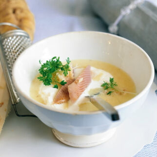Meerrettichcremesuppe mit Räucherforelle Meerrettichcremesuppe mit Räucherforelle