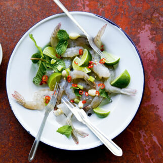 Scharfer Salat aus rohen Garnelen (Gung Sot Tschä Nam Pla) Scharfer Salat aus rohen Garnelen (Gung Sot Tschä Nam Pla)