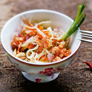 Pikanter Salat aus grünen Mangos (Yam Mamuang Sai Gung) Pikanter Salat aus grünen Mangos (Yam Mamuang Sai Gung)