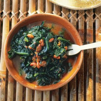 Gebratener Wasserspinat mit eingelegten Bohnen Gebratener Wasserspinat mit eingelegten Bohnen