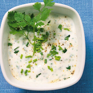 Joghurtdip mit Gartenkräutern Joghurtdip mit Gartenkräutern