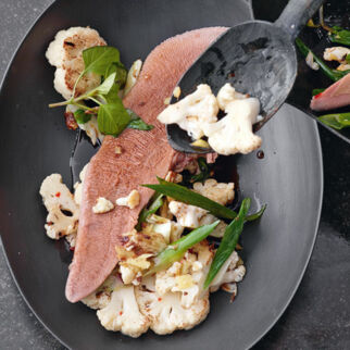 Kalbszunge mit Blumenkohl und Thai-Basilikum Kalbszunge mit Blumenkohl und Thai-Basilikum