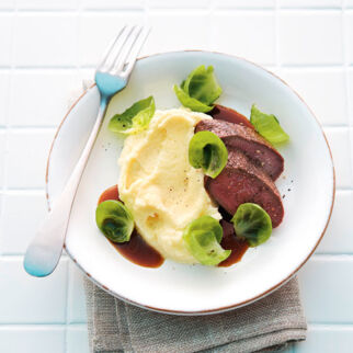 Rehrückenfilet mit Kartoffel-Sellerie-Püree Rehrückenfilet mit Kartoffel-Sellerie-Püree