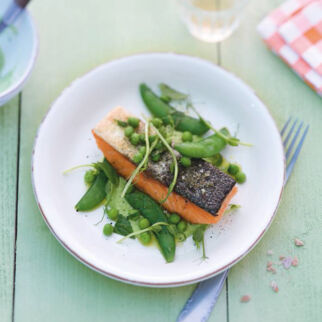 Lachs auf Erbsenpüree und Zuckerschotensalat Lachs auf Erbsenpüree und Zuckerschotensalat