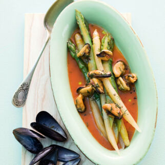 Miesmuscheln in Paprika-Safran-Sud mit Spargel Miesmuscheln in Paprika-Safran-Sud mit Spargel