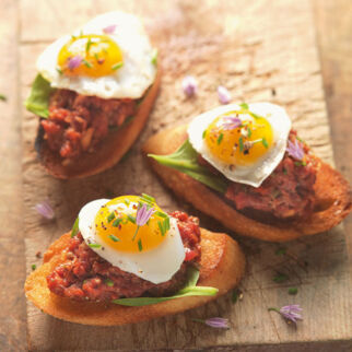 Schmalz-Crostini mit Almochsentatar Schmalz-Crostini mit Almochsentatar