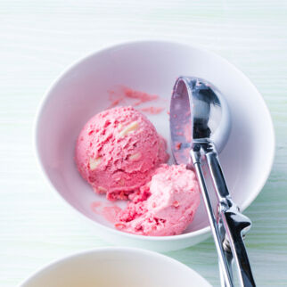 Pflaumeneis mit weißen Schokosplittern Pflaumeneis mit weißen Schokosplittern