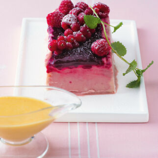 Beeren-Joghurt-Parfait mit Vanillesabayon Beeren-Joghurt-Parfait mit Vanillesabayon