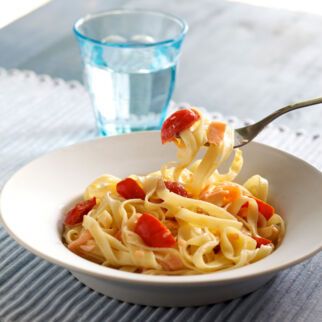 Pasta mit Lachs-Tomaten-Sahne Pasta mit Lachs-Tomaten-Sahne