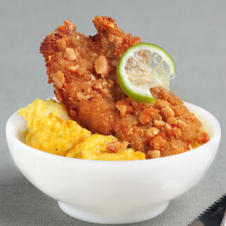 Erdnuss-Schnitzel mit Curry-Stampf Erdnuss-Schnitzel mit Curry-Stampf