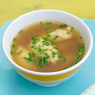 Brühe mit Quarknockerln Brühe mit Quarknockerln