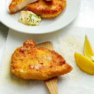 Panierte Schweinekoteletts mit Eiersoß Panierte Schweinekoteletts mit Eiersoß