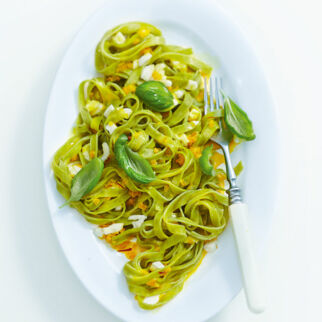 Safrannudeln mit Mozzarella Safrannudeln mit Mozzarella