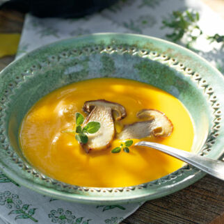 Kürbiscremesuppe mit gebratenen Steinpilzen Kürbiscremesuppe mit gebratenen Steinpilzen