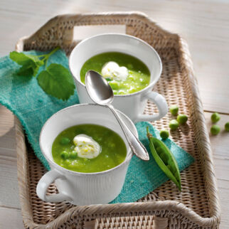 Erbsensuppe mit Limetten-Crème-fraîche Erbsensuppe mit Limetten-Crème-fraîche
