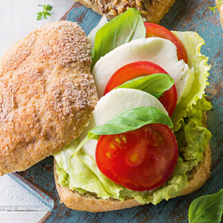 Tomaten-Mozzarella-Brötchen Tomaten-Mozzarella-Brötchen