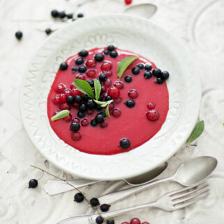 Johannisbeer-Gefrorenes mit Stevia Johannisbeer-Gefrorenes mit Stevia