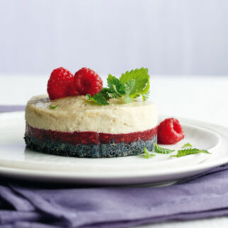 Sesam-Himbeertraum mit Cashew-Vanillecreme Sesam-Himbeertraum mit Cashew-Vanillecreme