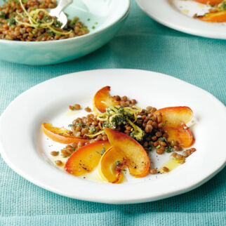 Lauwarmer Linsensalat mit Äpfeln und Salbei-Gremolata Lauwarmer Linsensalat mit Äpfeln und Salbei-Gremolata