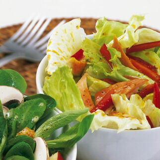 Eisbergsalat mit Paprika und Putenbruststreifen Eisbergsalat mit Paprika und Putenbruststreifen