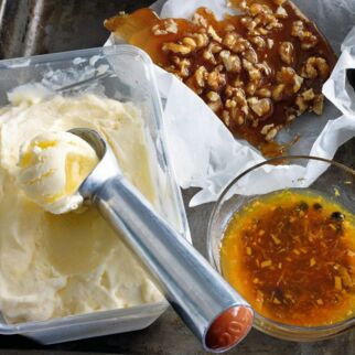 Sahniges Joghurteis mit Orangensauce und Krokant Sahniges Joghurteis mit Orangensauce und Krokant