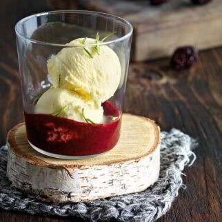 Whisky-Eis mit Brombeerpüree und Rosmarin Whisky-Eis mit Brombeerpüree und Rosmarin