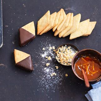 Mürbeteigrauten mit Schokoladenklecks Mürbeteigrauten mit Schokoladenklecks