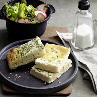 Schnittlauchrahmkuchen mit Kräutersalat Schnittlauchrahmkuchen mit Kräutersalat