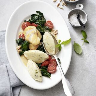 Kabeljau-Gemüse-Pfanne mit Basilikumnocken Kabeljau-Gemüse-Pfanne mit Basilikumnocken