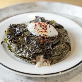 KÄSE UND PASTIRMA IN WEINBLÄTTERN KÄSE UND PASTIRMA IN WEINBLÄTTERN