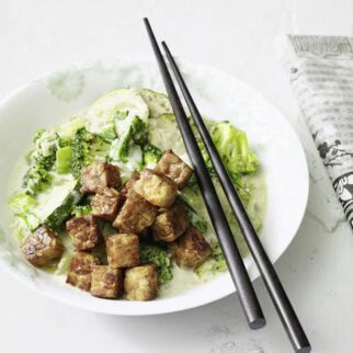 Grünes Gemüse mit Tempeh Grünes Gemüse mit Tempeh