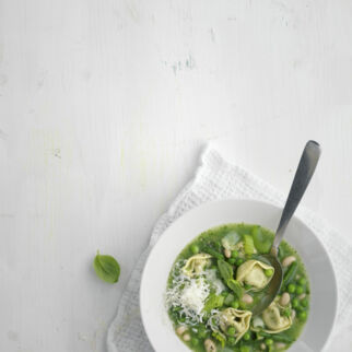 Sommer-Minestrone mit Tortellini Sommer-Minestrone mit Tortellini