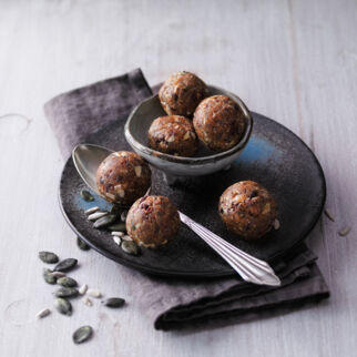 Energiekugeln mit Datteln und Mandeln Energiekugeln mit Datteln und Mandeln