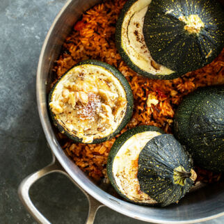 Gefüllte Zucchini auf Tomatenreis Gefüllte Zucchini auf Tomatenreis