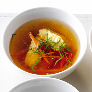 Klare Brühe mit Käseklößchen Klare Brühe mit Käseklößchen