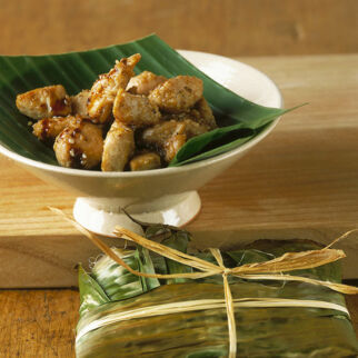 Hähnchen im Bananenblatt Hähnchen im Bananenblatt