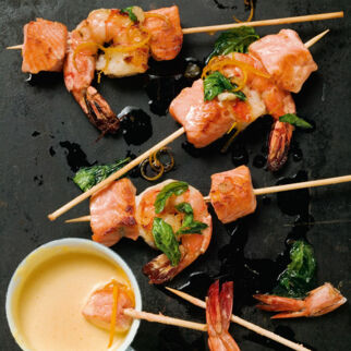 Lachs-Garnelen-Spiesse mit Orangen-Sabayon Lachs-Garnelen-Spiesse mit Orangen-Sabayon
