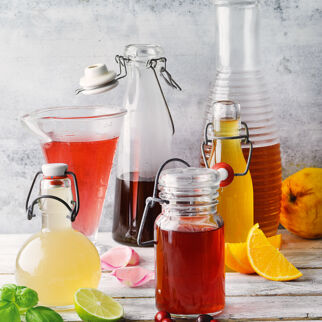 verschiedene-sirup-in-der-flasche verschiedene-sirup-in-der-flasche