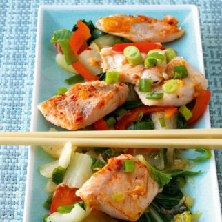 Asiatische Fischpfanne mit Viktoriabarsch und Pak Soi Asiatische Fischpfanne mit Viktoriabarsch und Pak Soi