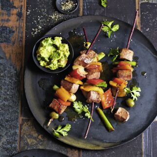 Lamm-Paprika-Spieße mit Avocado-Koriander-Creme Lamm-Paprika-Spieße mit Avocado-Koriander-Creme