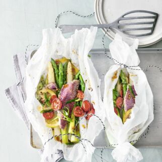 Spargelpäckchen mit Rotbarbe Spargelpäckchen mit Rotbarbe