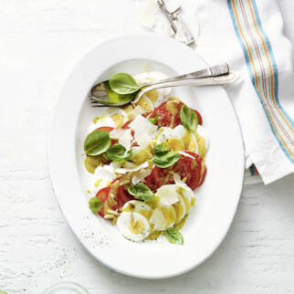 Caprese mit Ei und Parmesan Caprese mit Ei und Parmesan