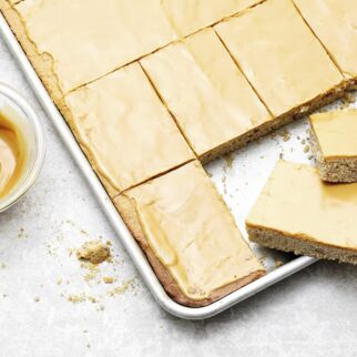 Haselnuss-Blechkuchen mit Kaffeeguss Haselnuss-Blechkuchen mit Kaffeeguss