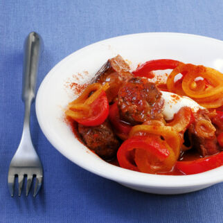Paprika-Rindergulasch mit Rahm Paprika-Rindergulasch mit Rahm