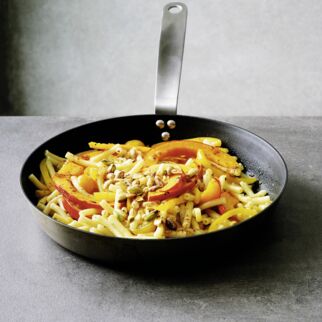 Nudelpfanne mit Kürbis und Tomaten Nudelpfanne mit Kürbis und Tomaten
