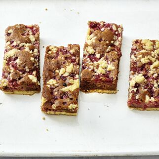 Johannisbeer-Nugat-Schnitten Johannisbeer-Nugat-Schnitten